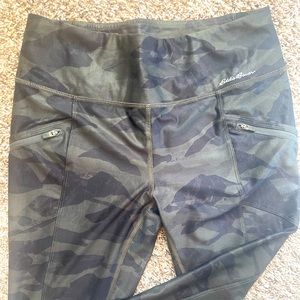Eddie Bauer camo print leggings M